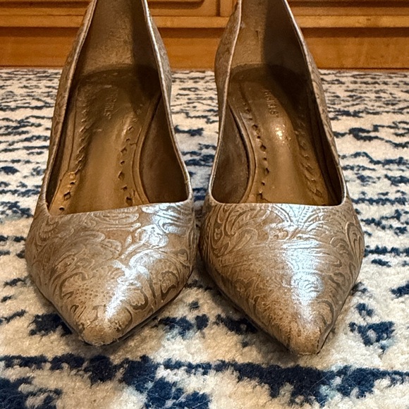 BCBG Elegant Gold Patterned Women's Heels 8.5 - Picture 2 of 5